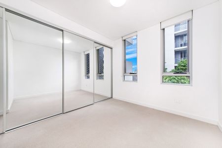 Luxury Apartment with Plenty of Natural Light - Photo 4