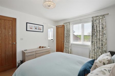 4 bedroom detached house to rent - Photo 2