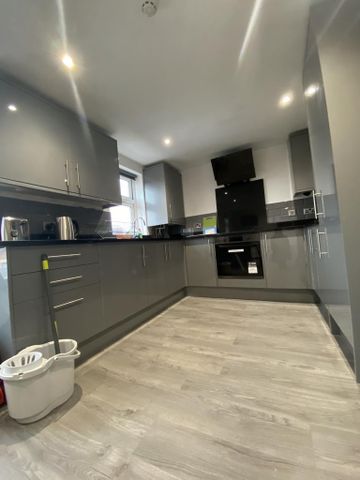 1 bedroom in a flat share to rent - Photo 3