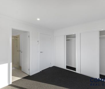 27 Illustration Avenue, Mambourin VIC 3024 - House For Rent | Domain - Photo 3
