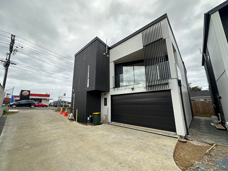 Beautiful new home with a balcony! - Photo 3