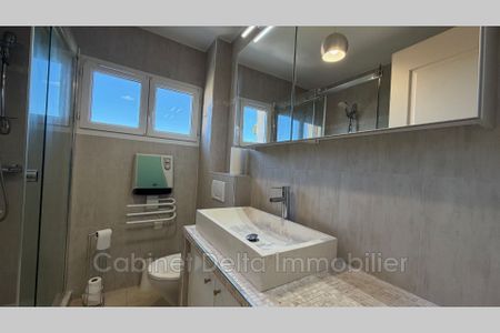 Location Appartement 3 pièces 89m² SANARY SUR MER 83110 - Photo 2