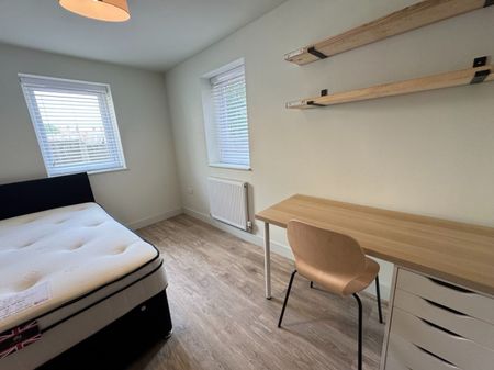 3 bed Apartment for Rent - Photo 4