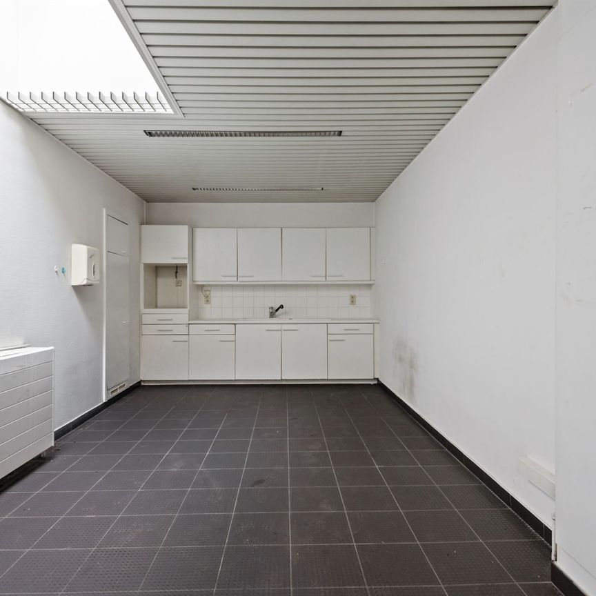 Op te frissen handelspand van 459 m² op uitstekende locatie te koop! - Photo 1