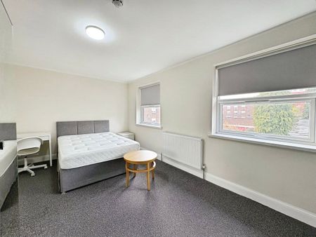 Fairview Avenue, Woking, Surrey, GU22 7NU - Photo 2