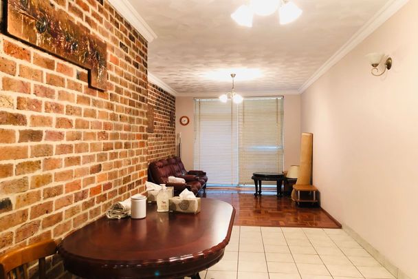 Generous unit on ground level - Photo 1