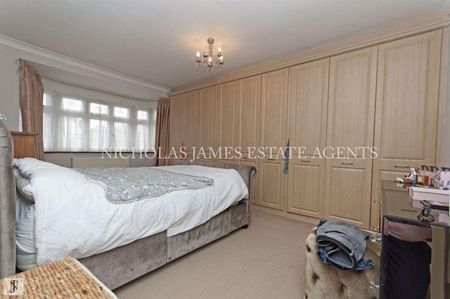 4 bedroom semi-detached house to rent - Photo 3
