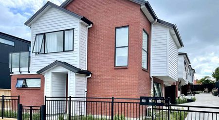 Spacious 4BR Home with Modern Comforts - Photo 5