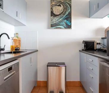 Beachside Living – Furnished Studio Apartment in Surfers! - Photo 4