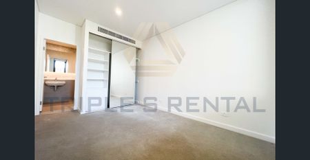 Spacious and Stunning 2 Bedrooms with super convenient location! - Photo 3
