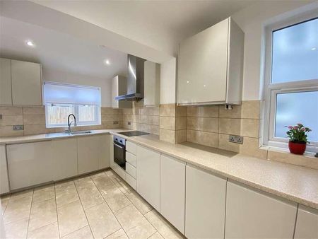 Beautifully Renovated Bedroom House In Edgware, HA8 - Photo 4