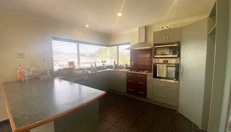 Spacious 3-Bedroom Family Home in Paraparaumu - Photo 3