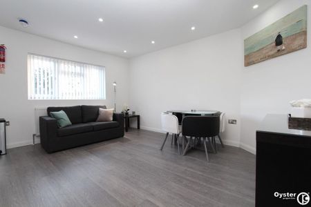 1 bedroom in a house share to rent - Photo 3