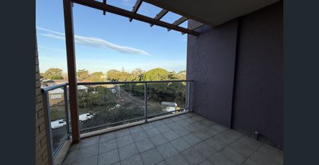 Ideally located three bedroom apartment - Photo 4