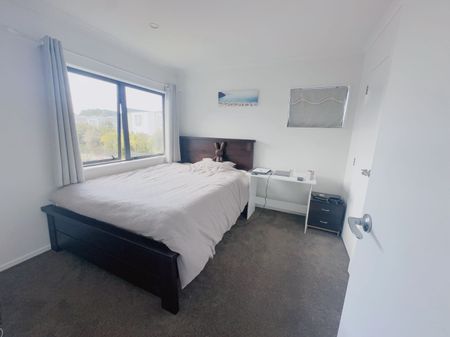 Spacious 4-Bedroom Family Home in Prime Massey Location – Available - Photo 2