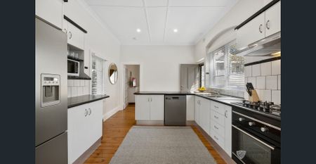 FULLY FURNISHED + RENOVATED ONE BEDROOM + HIP NEIGHBOURHOOD - Photo 3