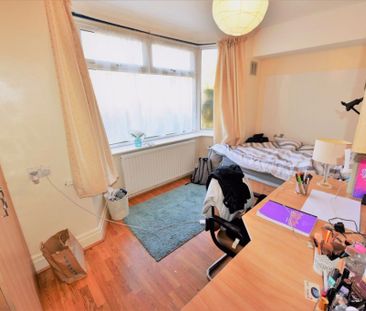 3 bedroom Flat in St Annes Road, Leeds - Photo 5