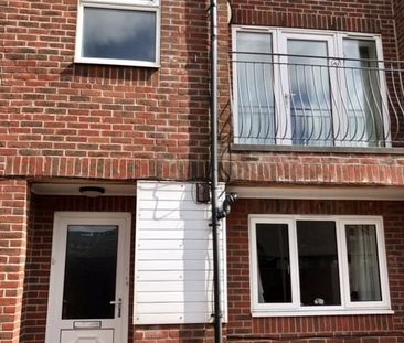 Room in a Shared House, Nesbitt Road, BN2 - Photo 4