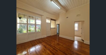 FRESHLY PAINTED LARGE 1 BEDROOM UNIT - Photo 2