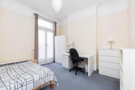 stunning 6 bedroom house located near the green spaces of Finsbury Park - Photo 2