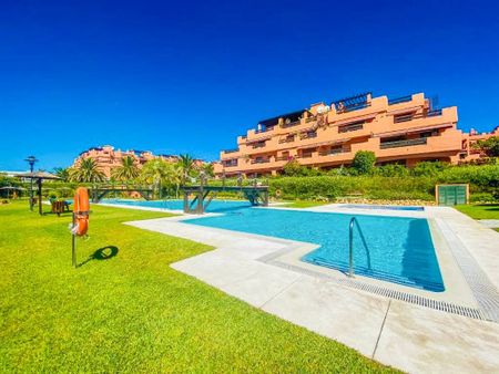 3 room luxury penthouse for rent in Estepona, Andalusia - Photo 2