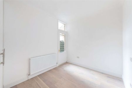 A two bedroom flat approximately 0.2 miles from Ealing Common Station. - Photo 4