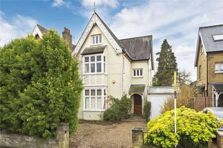 A charming period family home in a beautiful East Molesey street offering plenty of adaptable living accommodation, including five bedrooms, two bathrooms and three reception rooms. - Photo 4