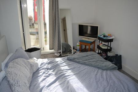 4 bedroom end of terrace house to rent - Photo 2