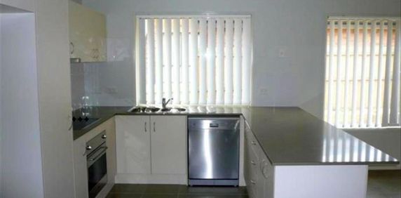 Modern 4 Bedroom Home In Quiet Location - Photo 2