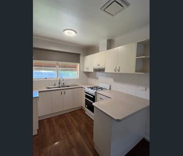 COSY, CONVENIENT & PERFECTLY LOCATED – Beautiful 3-Bedroom Home in ... - Photo 4