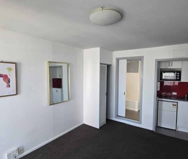 Semi-Furnished Studio: - Photo 2