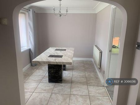 4 bedroom detached house to rent - Photo 3
