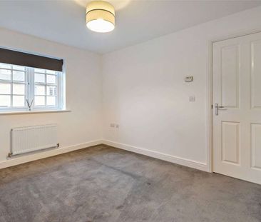 Three bedroom house with a driveway in a sought after village - Photo 4
