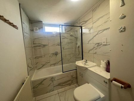 LAINDON, BASILDON - Photo 5