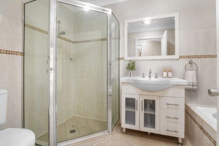 “NEAT DUPLEX CLOSE TO M7 ACCESS” - Photo 5