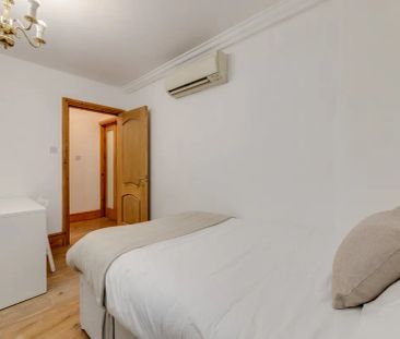 3 bedroom flat in London - Photo 3