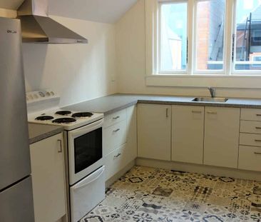 Upstairs apartment in the city with a carpark - Photo 3