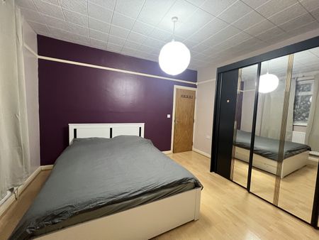 2 Bed Flat, Gantshill Crescent, IG2 - Photo 3