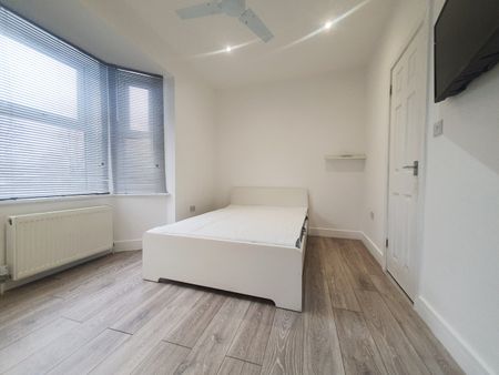 2 Bed Flat, Woolwich Road, SE7 - Photo 5