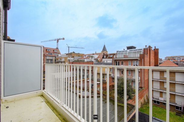 Zonnig en lichtrijk nieuwbouwappartement met 2 slaapkamers in het centrum van Knokke, in een zijstraat van de Dumortierlaan. - Foto 1