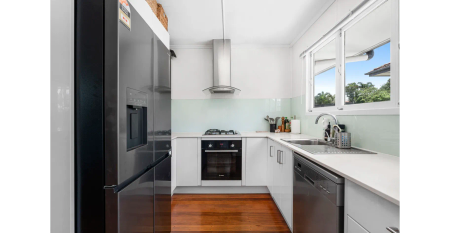 Family-Friendly Bayside Living with Space, Style & Comfort - Photo 2