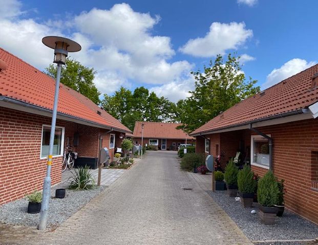 Skønt rækkehus med egen have - Foto 1