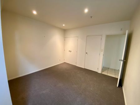 Sunny Two Bedroom Apartment with two secure carparks - Photo 4