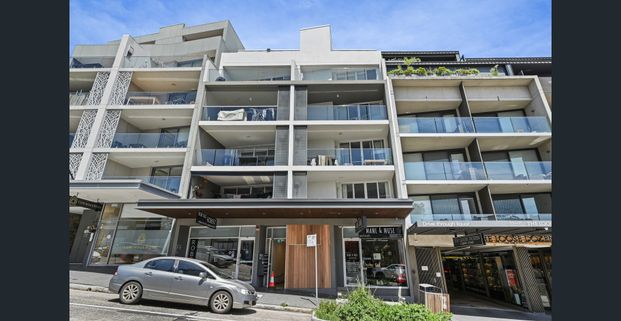 Modern & Stylish Top Floor Apartment - Photo 1