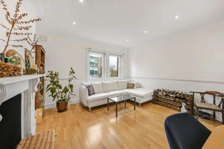 2 bedroom flat in Hampstead - Photo 4