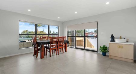 Spacious 5 Bedroom and 4 Bathroom Family Home in Hillpark - Photo 2