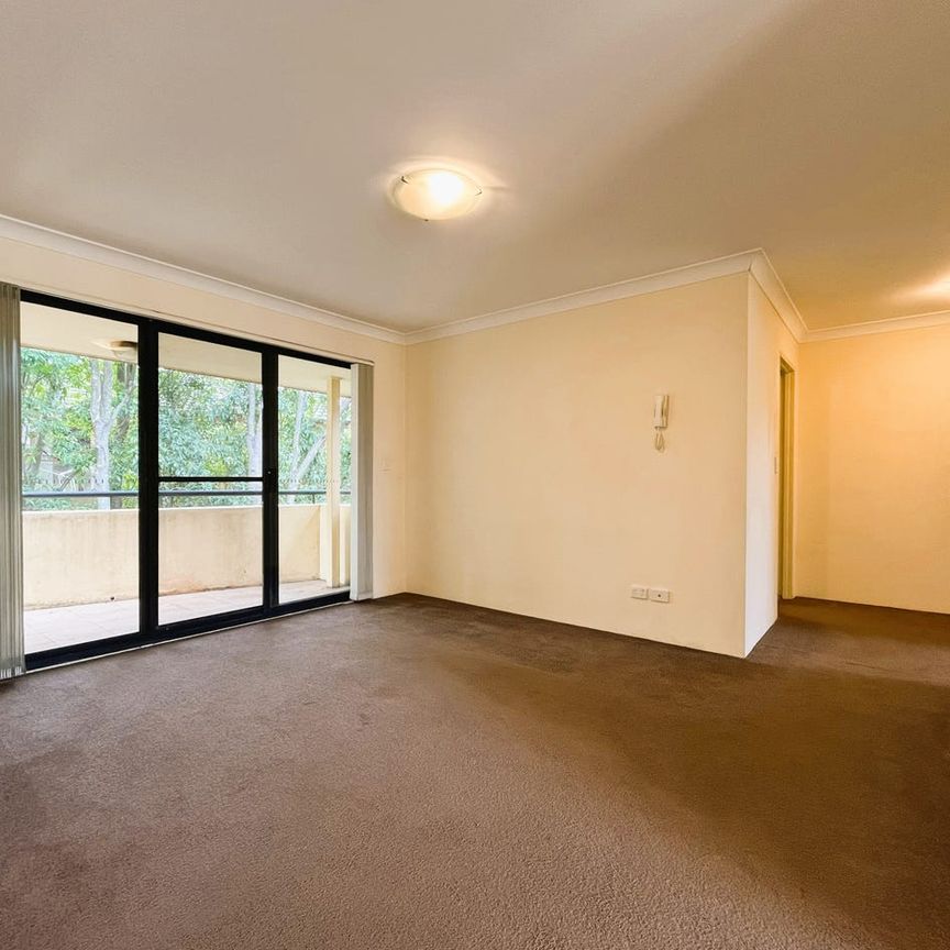 Spacious Two Bedroom Apartment ** Available Now ** - Photo 1