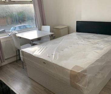 Room in a Shared House, Crest Road, NW2 - Photo 1