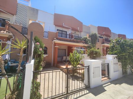 - THREE BEDROOM HOUSE FOR RENT IN VILLAMARTÍN - Photo 2