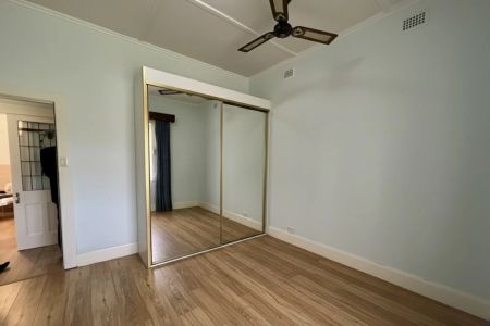 Contemporary Comfort and Convenience in One - Photo 3